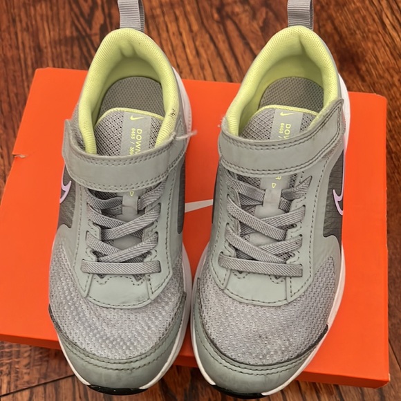 Nike Downshifter girls sneakers light smoke grey/ lilac/ neon size 12C toddler - Picture 2 of 4